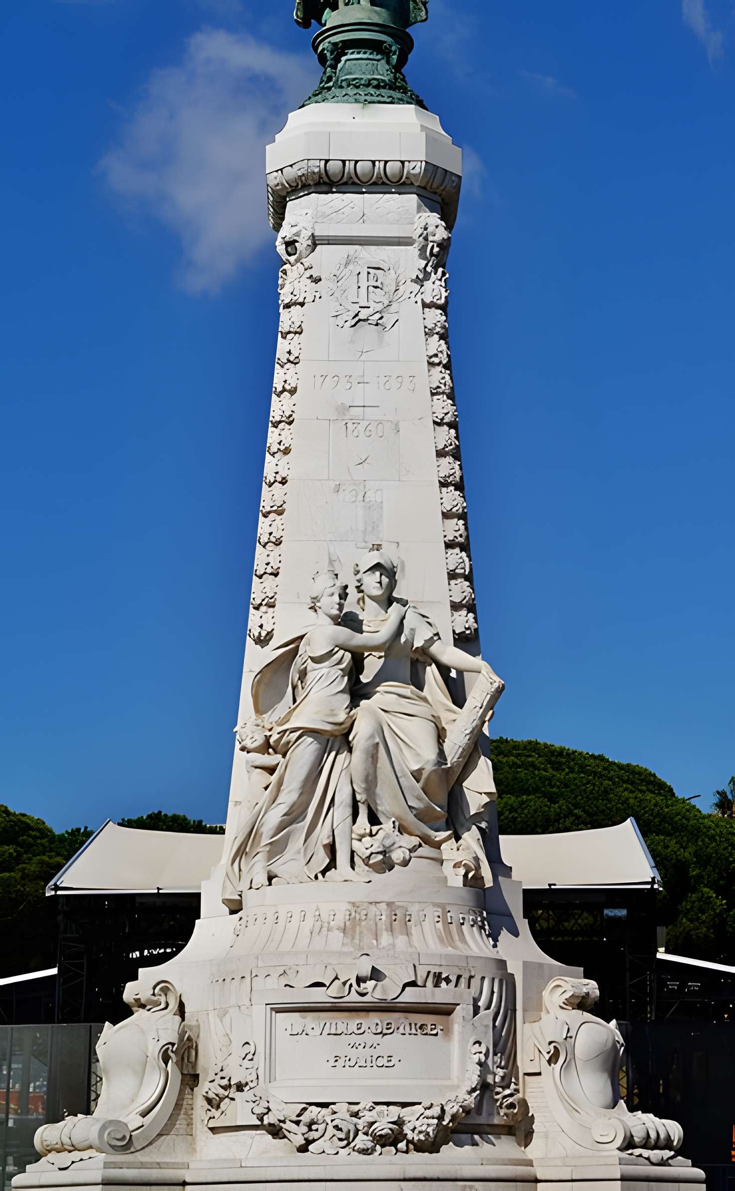Monument du centenaire de la réunion à la France situé dans le jardin Albert Ier