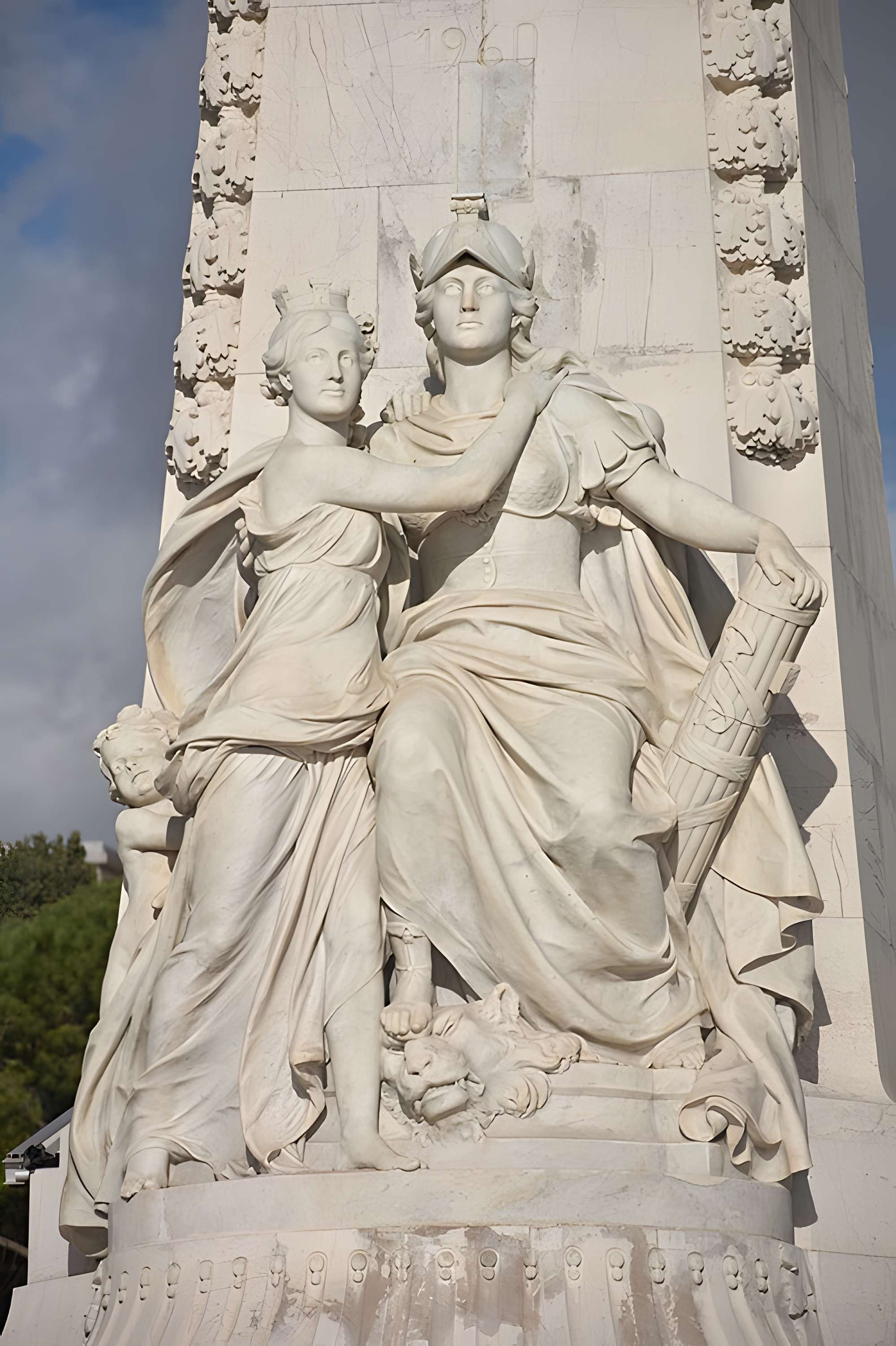 Monument du centenaire de la réunion à la France situé dans le jardin Albert Ier