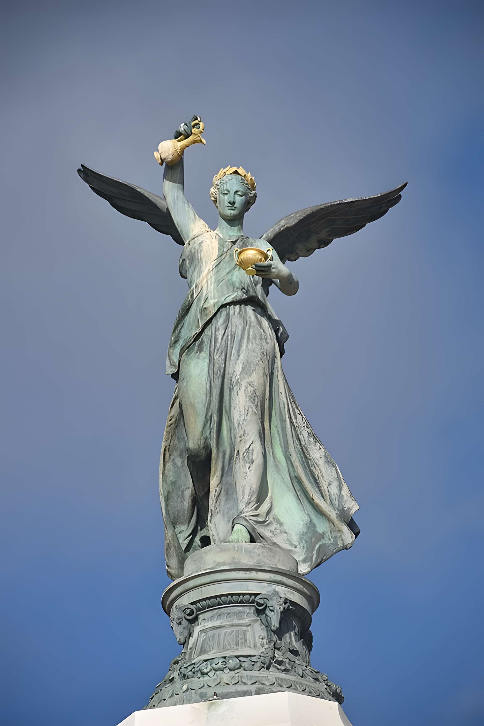 Monument du centenaire de la réunion à la France situé dans le jardin Albert Ier