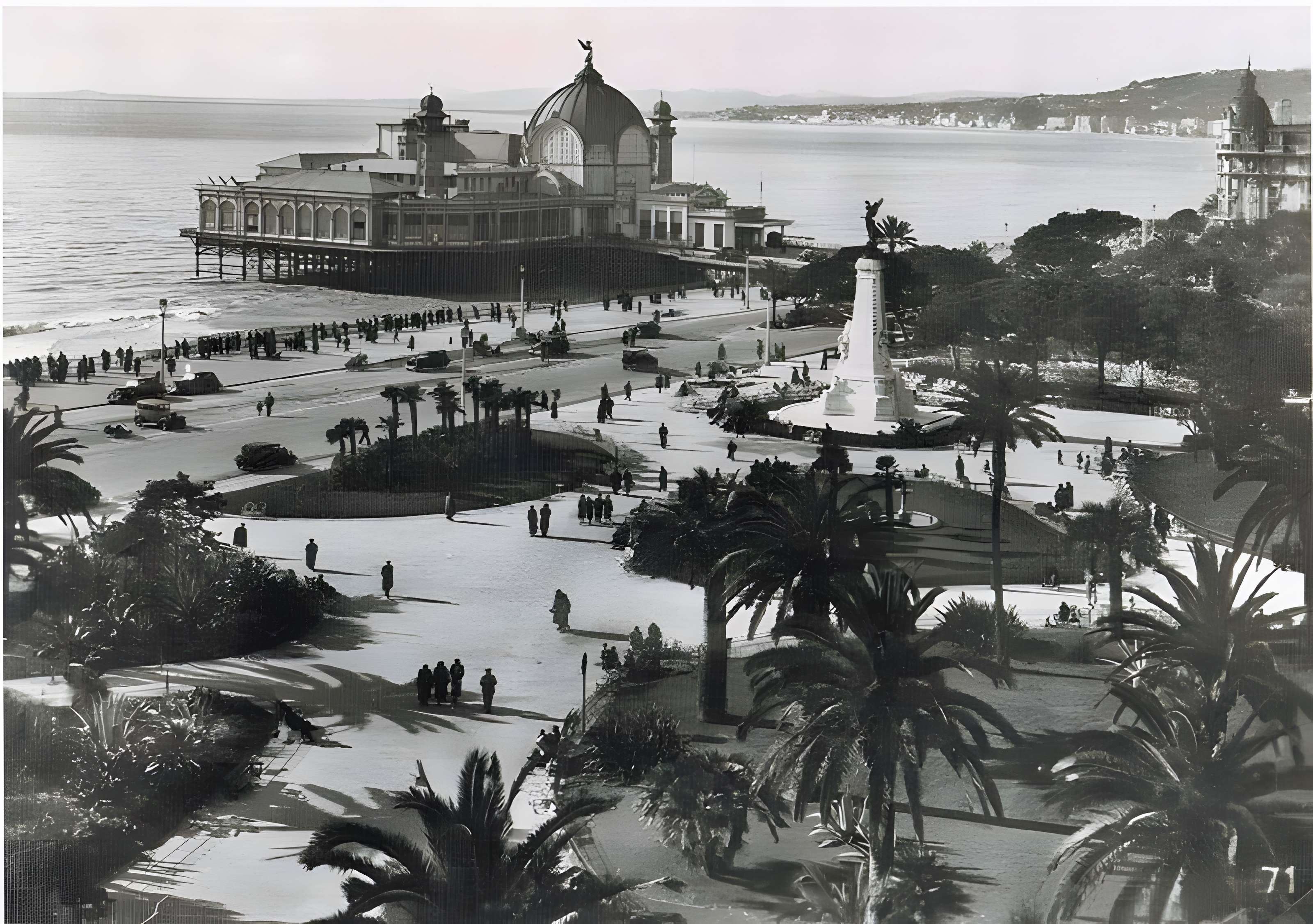 Monument du centenaire de la réunion à la France situé dans le jardin Albert Ier