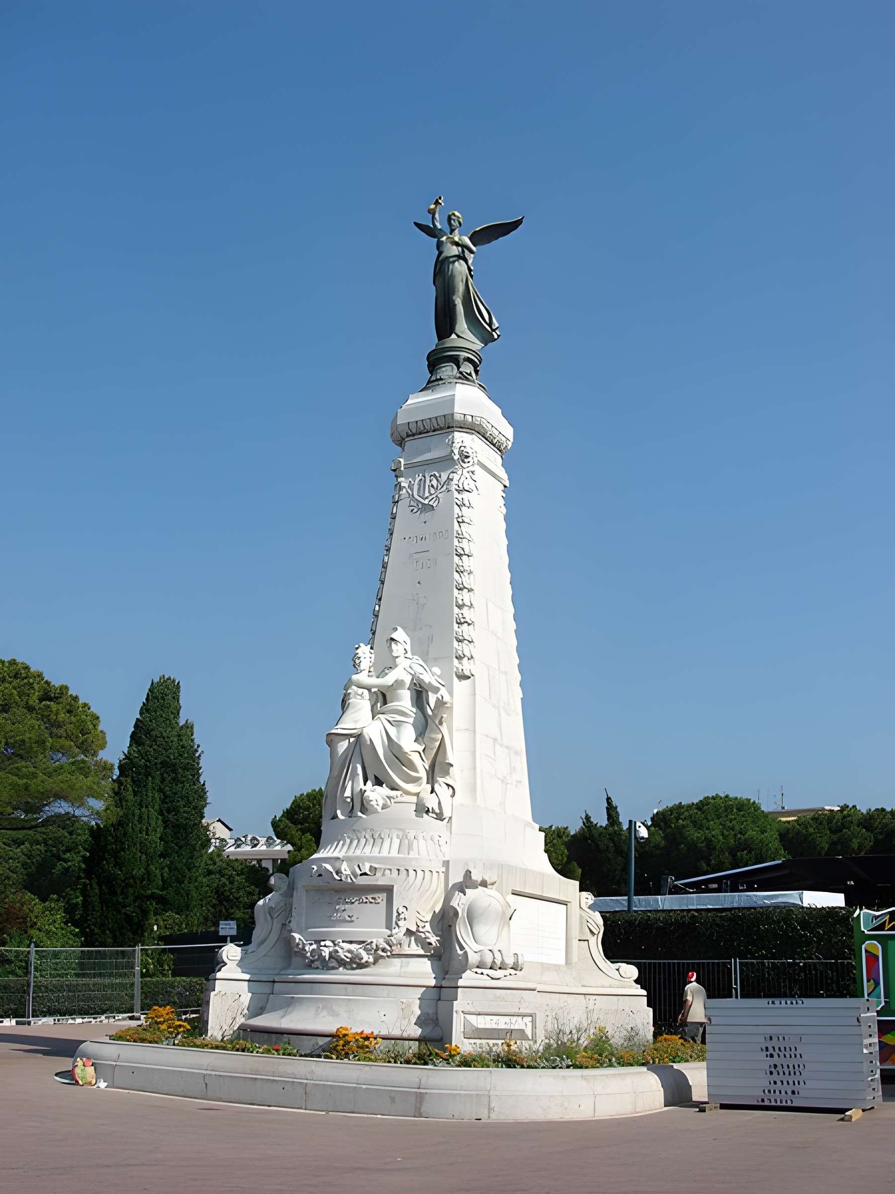 Monument du centenaire de la réunion à la France situé dans le jardin Albert Ier