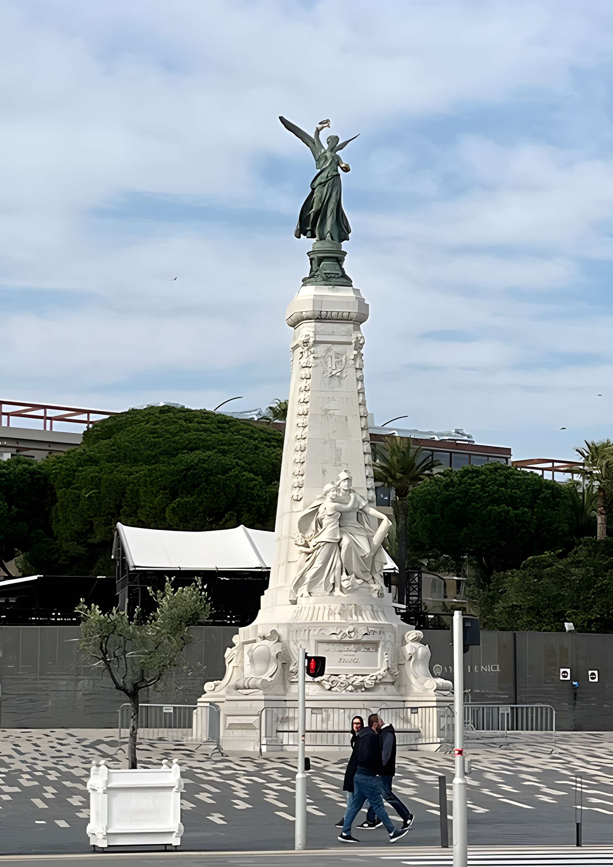 Monument du centenaire de la réunion à la France situé dans le jardin Albert Ier