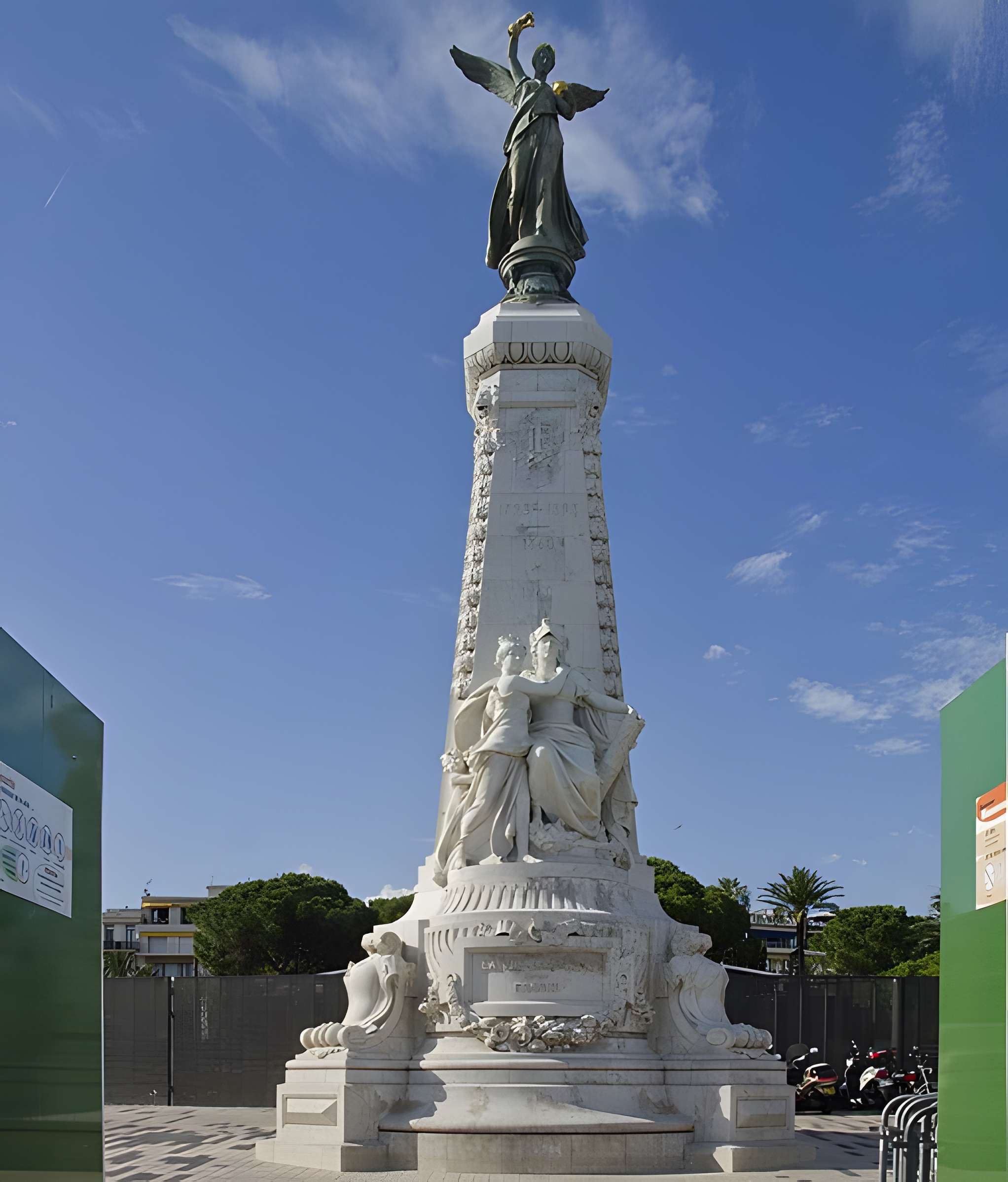 Monument du centenaire de la réunion à la France situé dans le jardin Albert Ier