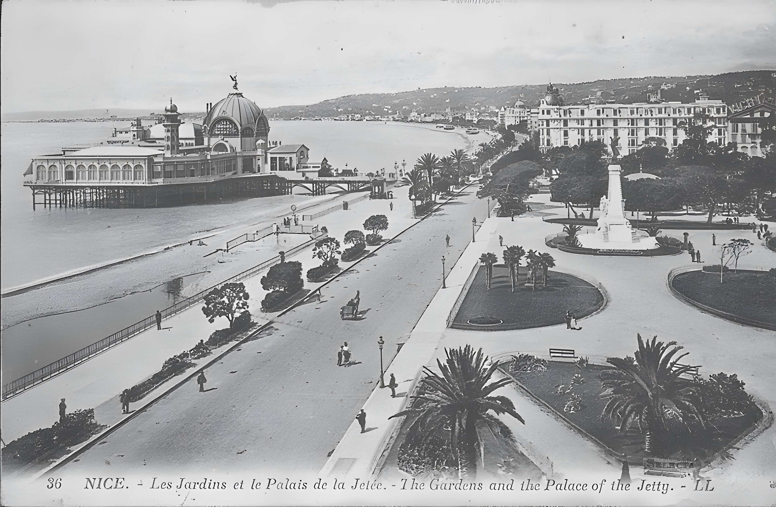 Monument du centenaire de la réunion à la France situé dans le jardin Albert Ier
