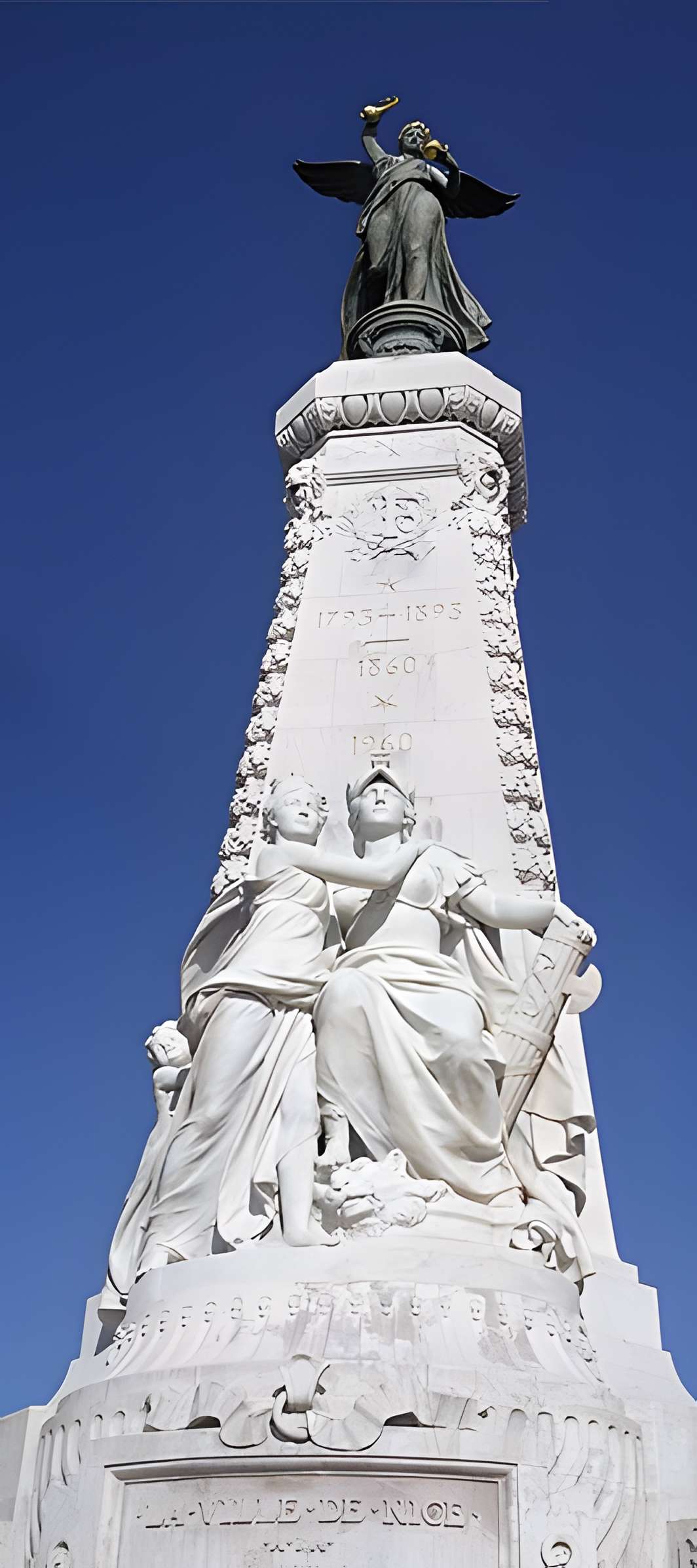 Monument du centenaire de la réunion à la France situé dans le jardin Albert Ier