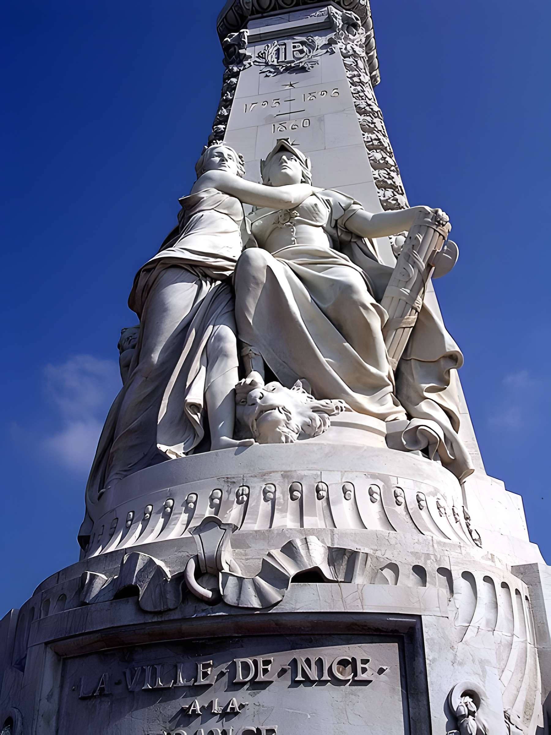 Monument du centenaire de la réunion à la France situé dans le jardin Albert Ier