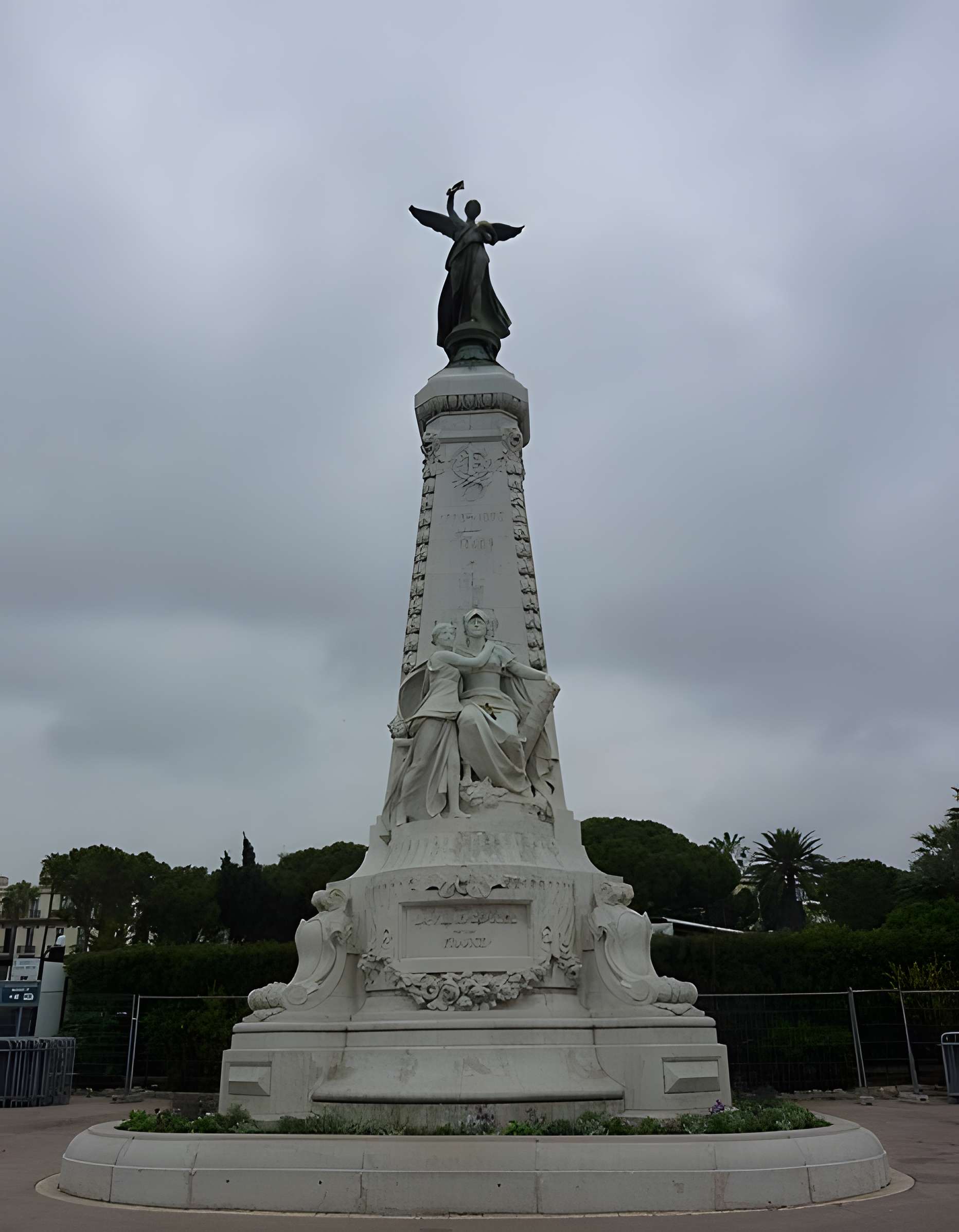 Monument du centenaire de la réunion à la France situé dans le jardin Albert Ier