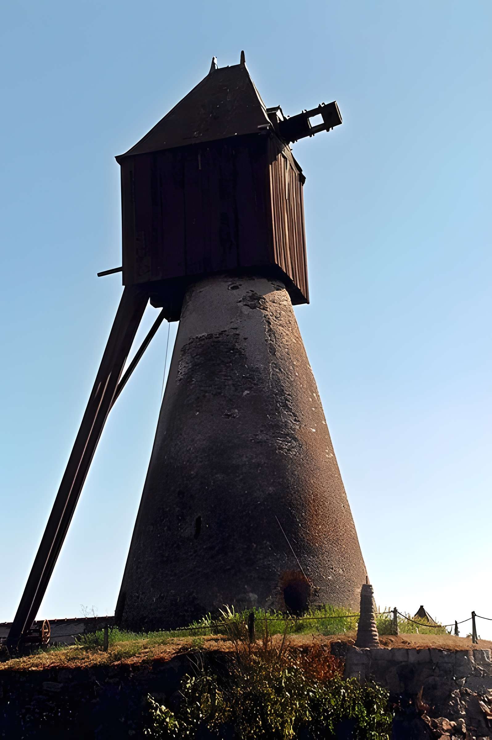 Moulin à vent des Quatre Croix à Saint-Saturnin-sur-Loire 