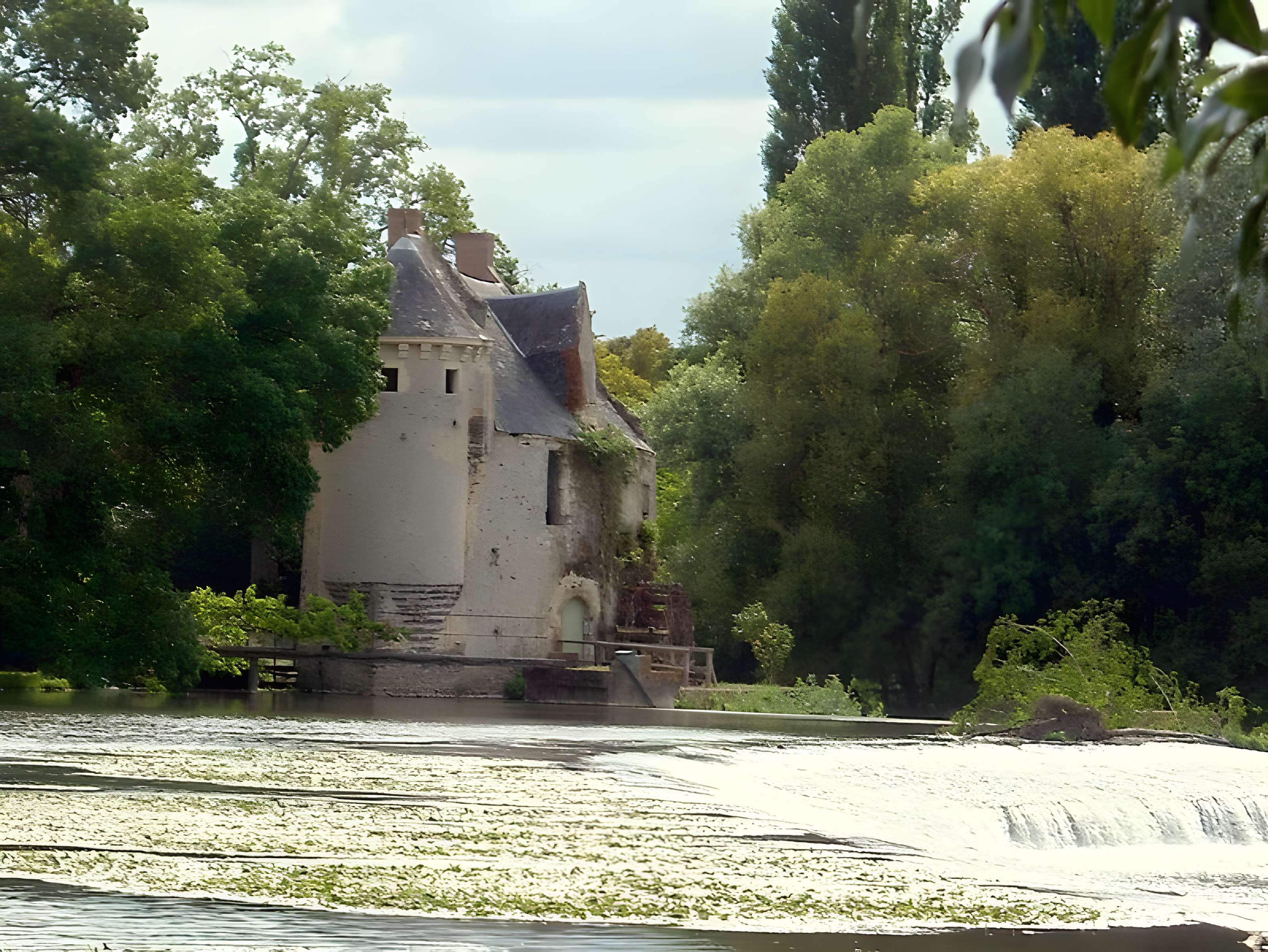 Moulin fortifié de Mervé à Luché-Pringé 