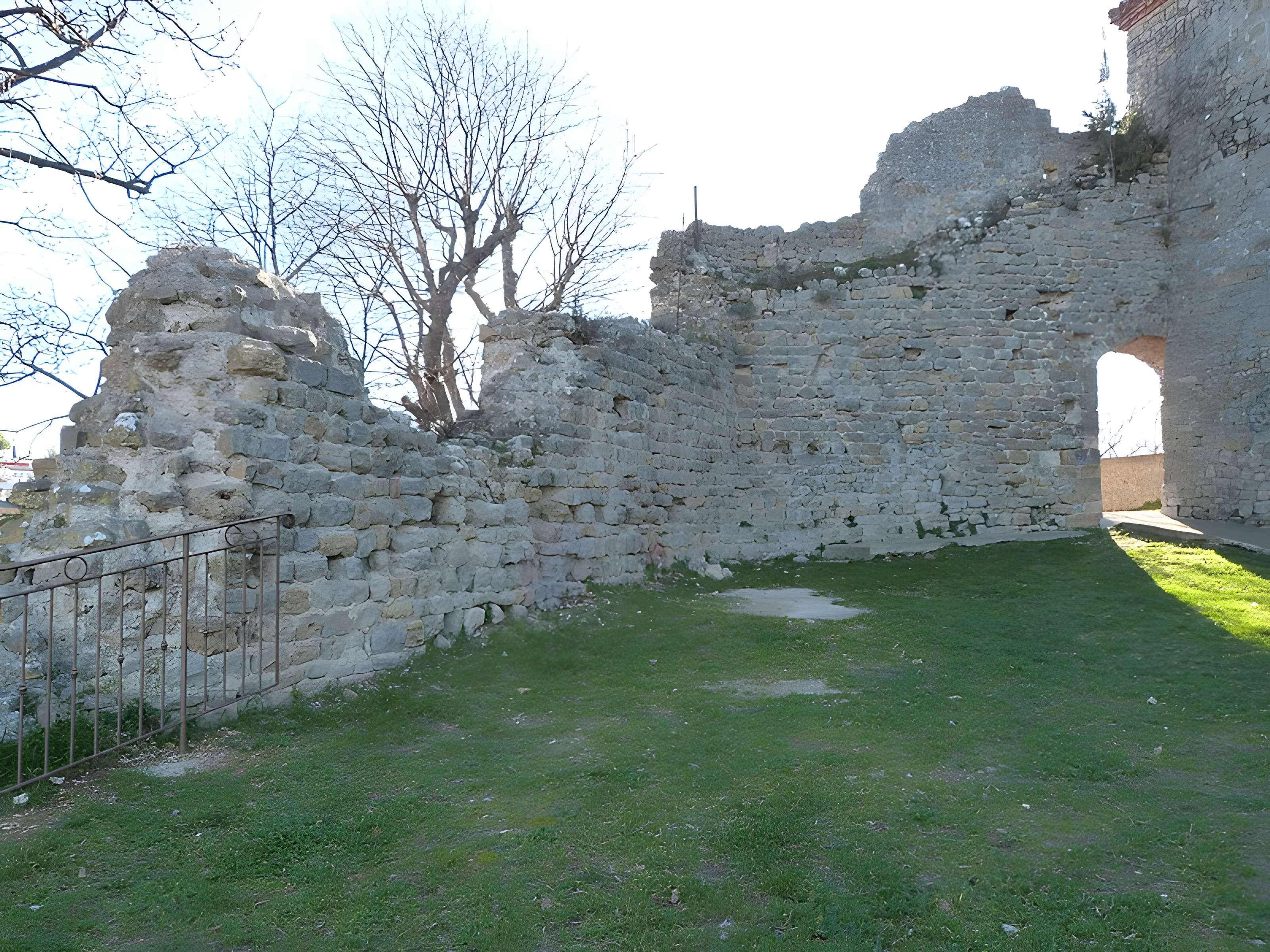 Vestiges du castrum et de la chapelle Saint-Barthélemy