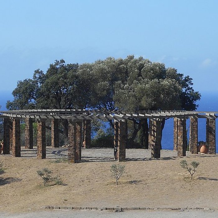 Photo de Pergola ronde du Pateck et escalier fleuri