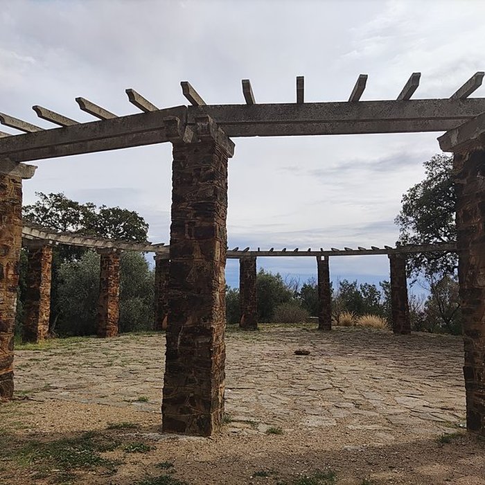 Photo de Pergola ronde du Pateck et escalier fleuri