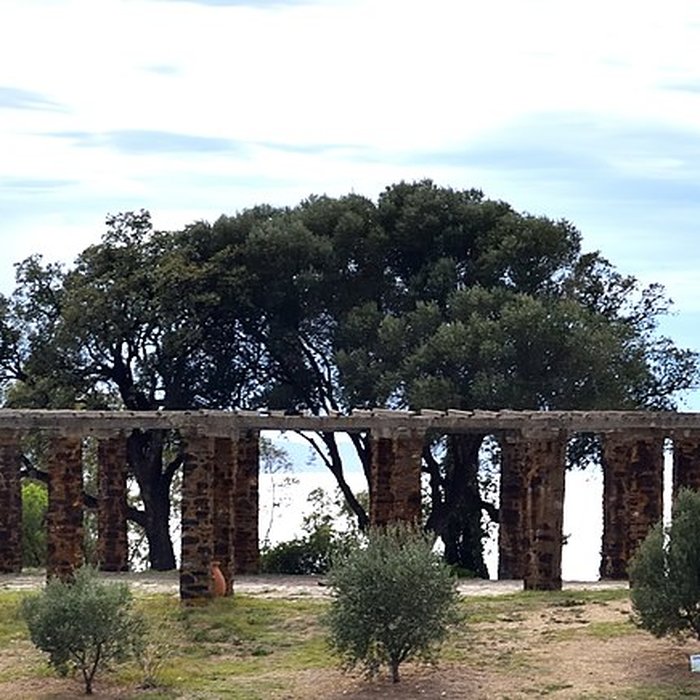 Photo de Pergola ronde du Pateck et escalier fleuri