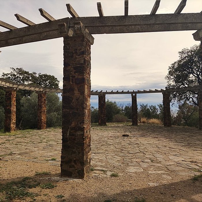Photo de Pergola ronde du Pateck et escalier fleuri