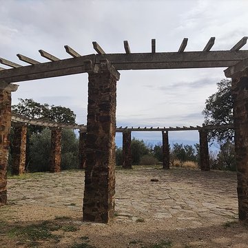 Pergola ronde du Pateck et escalier fleuri