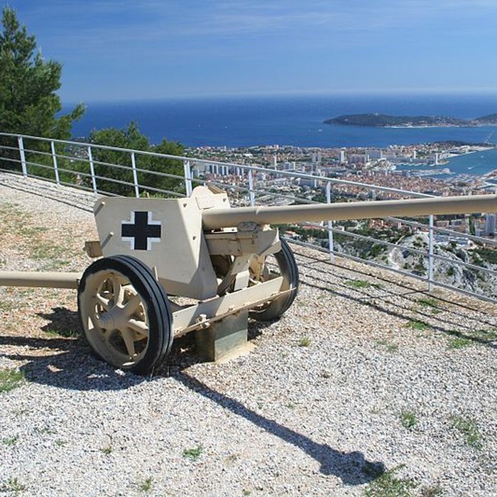 Photo de Tour Beaumont, située Colline du Mont-Faron, actuel Mémorial du débarquement en Provence