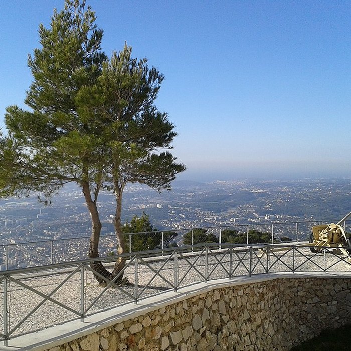Photo de Tour Beaumont, située Colline du Mont-Faron, actuel Mémorial du débarquement en Provence