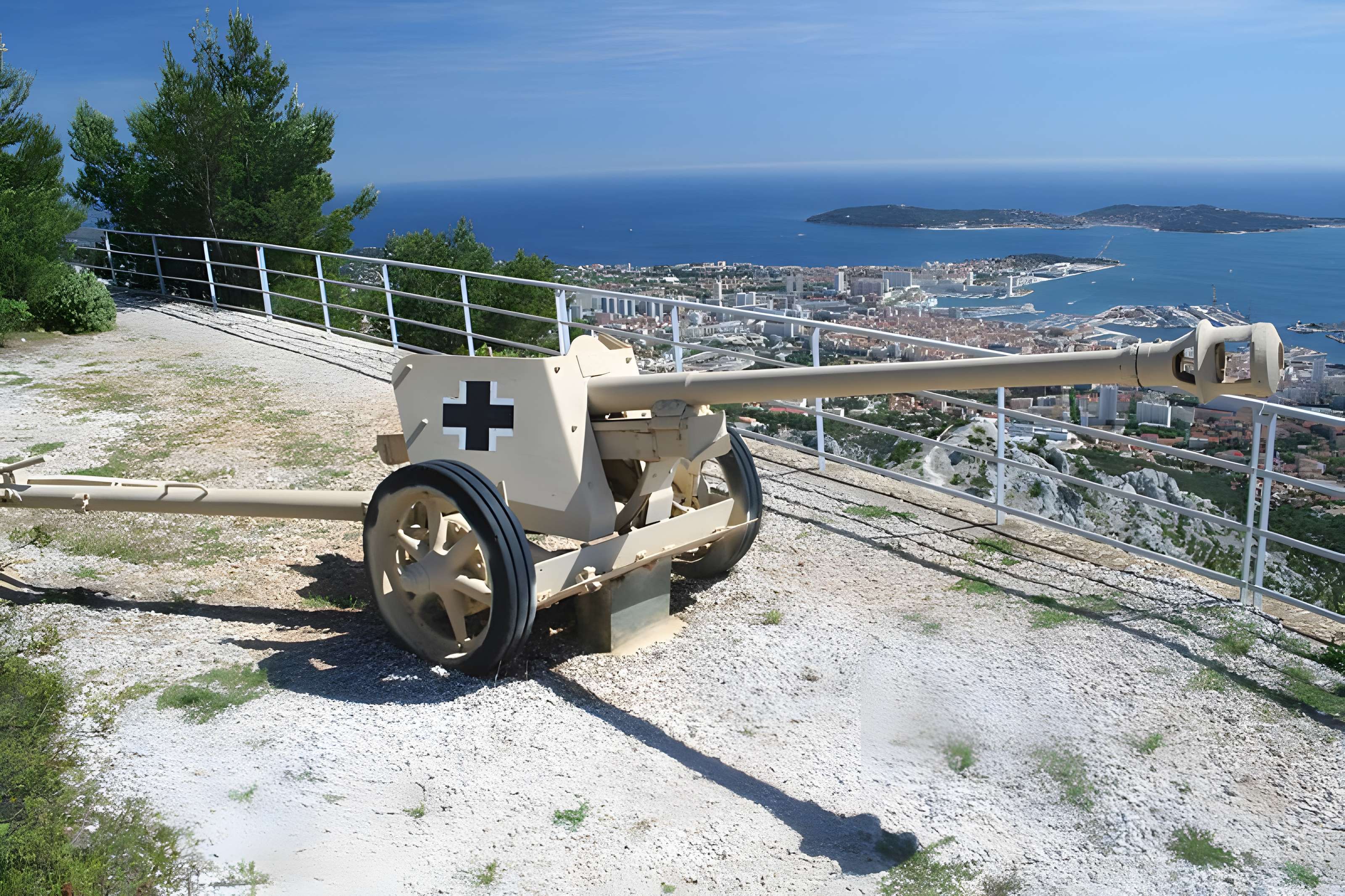 Tour Beaumont, située Colline du Mont-Faron, actuel Mémorial du débarquement en Provence