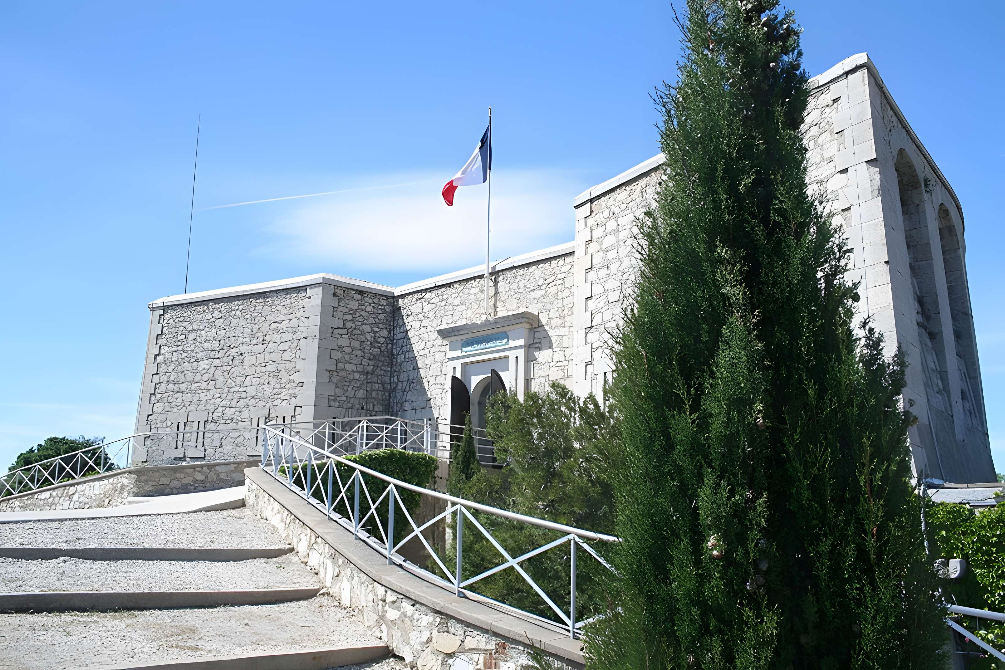 Tour Beaumont, située Colline du Mont-Faron, actuel Mémorial du débarquement en Provence