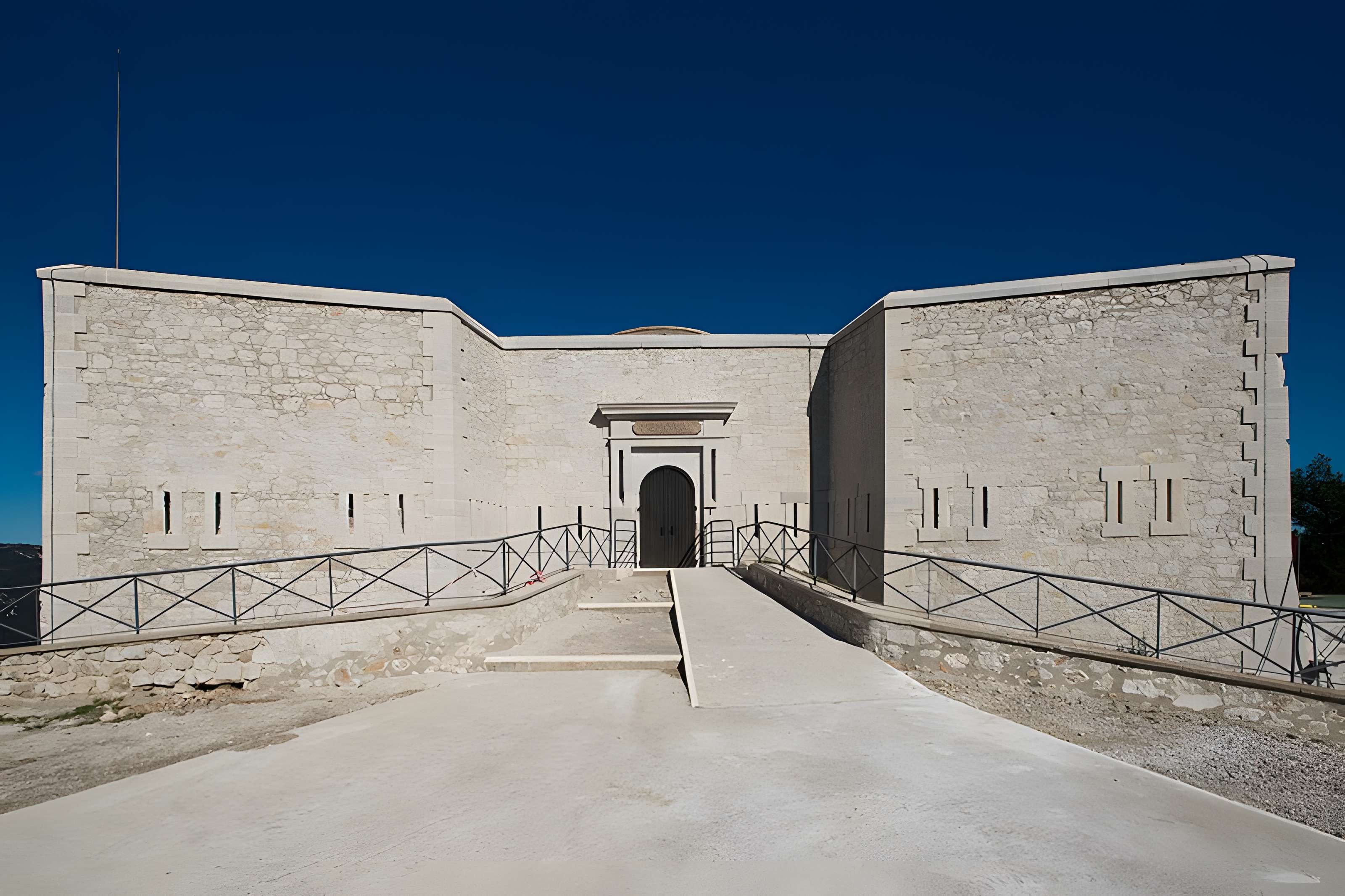 Tour Beaumont, située Colline du Mont-Faron, actuel Mémorial du débarquement en Provence