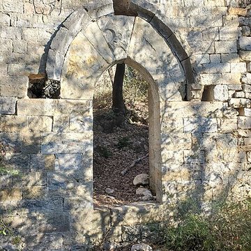 Village médiéval de Puybresson ou Pibresson-Venasque ruines du