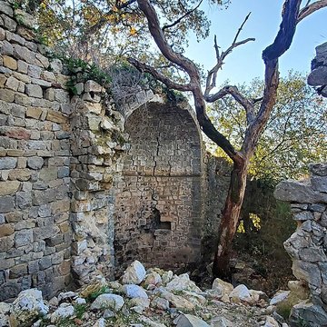 Village médiéval de Puybresson ou Pibresson-Venasque ruines du