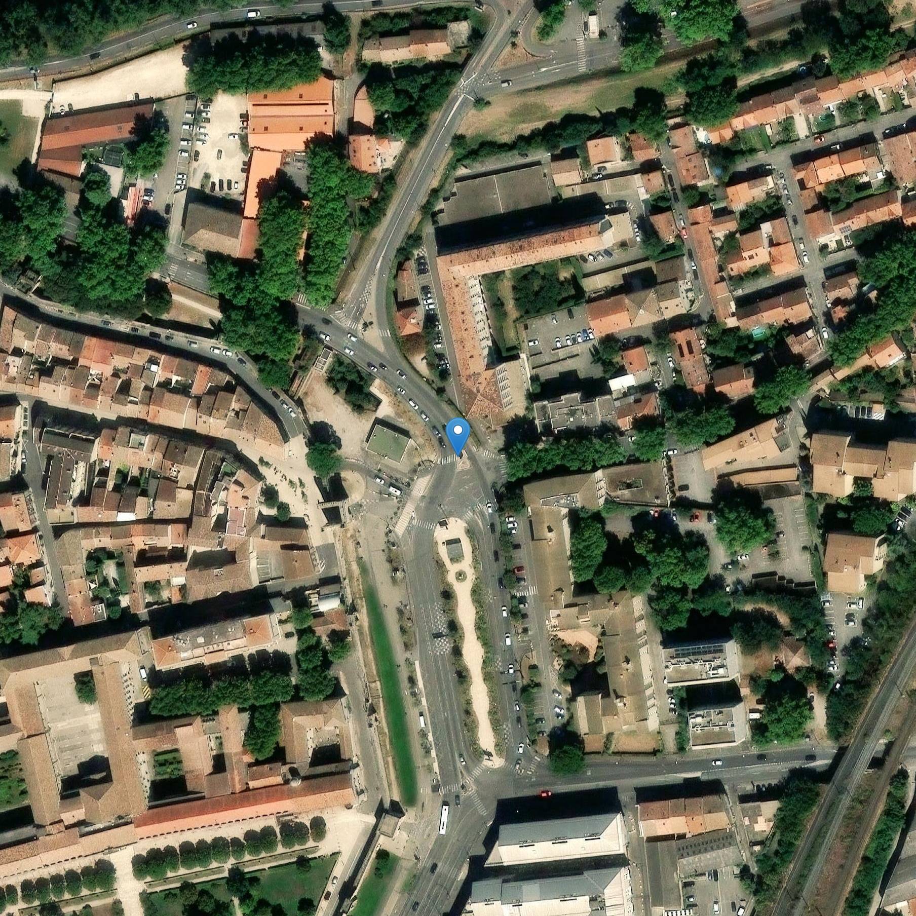 Photo de Gebäude, in der Nähe des Tores