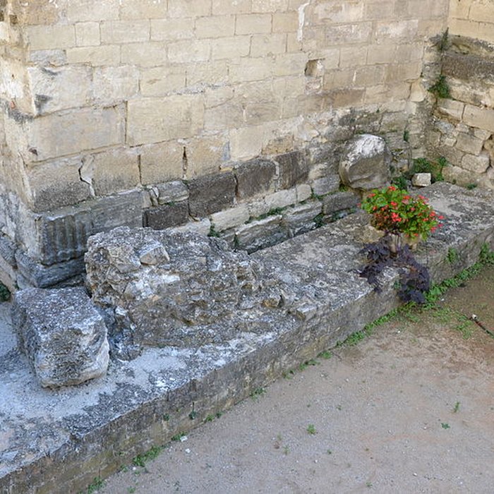 Photo de Substructions antiques et murs de soutènement à contre forts semi-circulaires