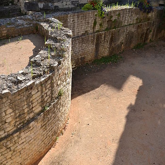 Photo de Substructions antiques et murs de soutènement à contre forts semi-circulaires