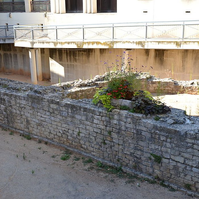 Photo de Substructions antiques et murs de soutènement à contre forts semi-circulaires