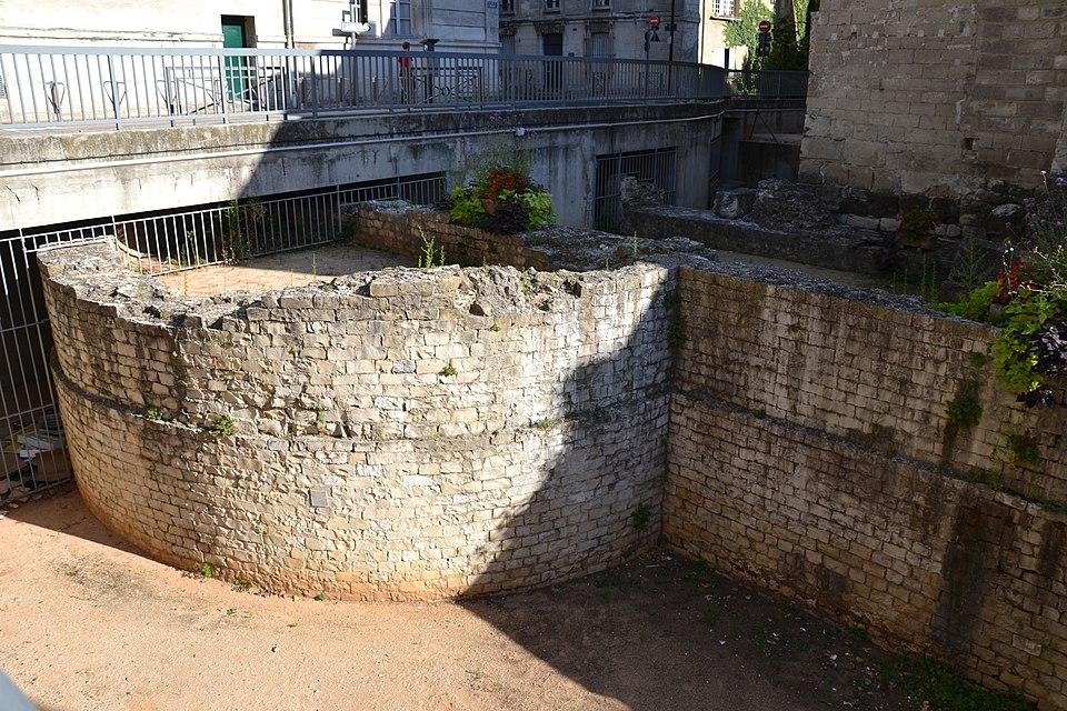 Substructions antiques et murs de soutènement à contre forts semi-circulaires