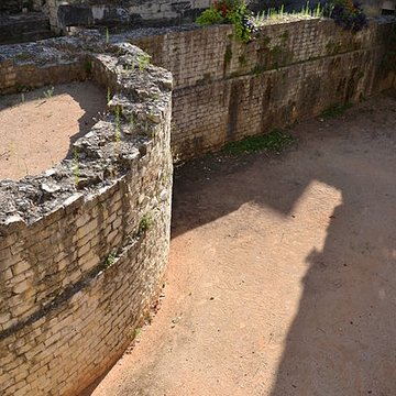 Substructions antiques et murs de soutènement à contre forts semi-circulaires