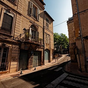 Substructions antiques et murs de soutènement à contre forts semi-circulaires