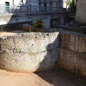 Substructions antiques et murs de soutènement à contre forts semi-circulaires