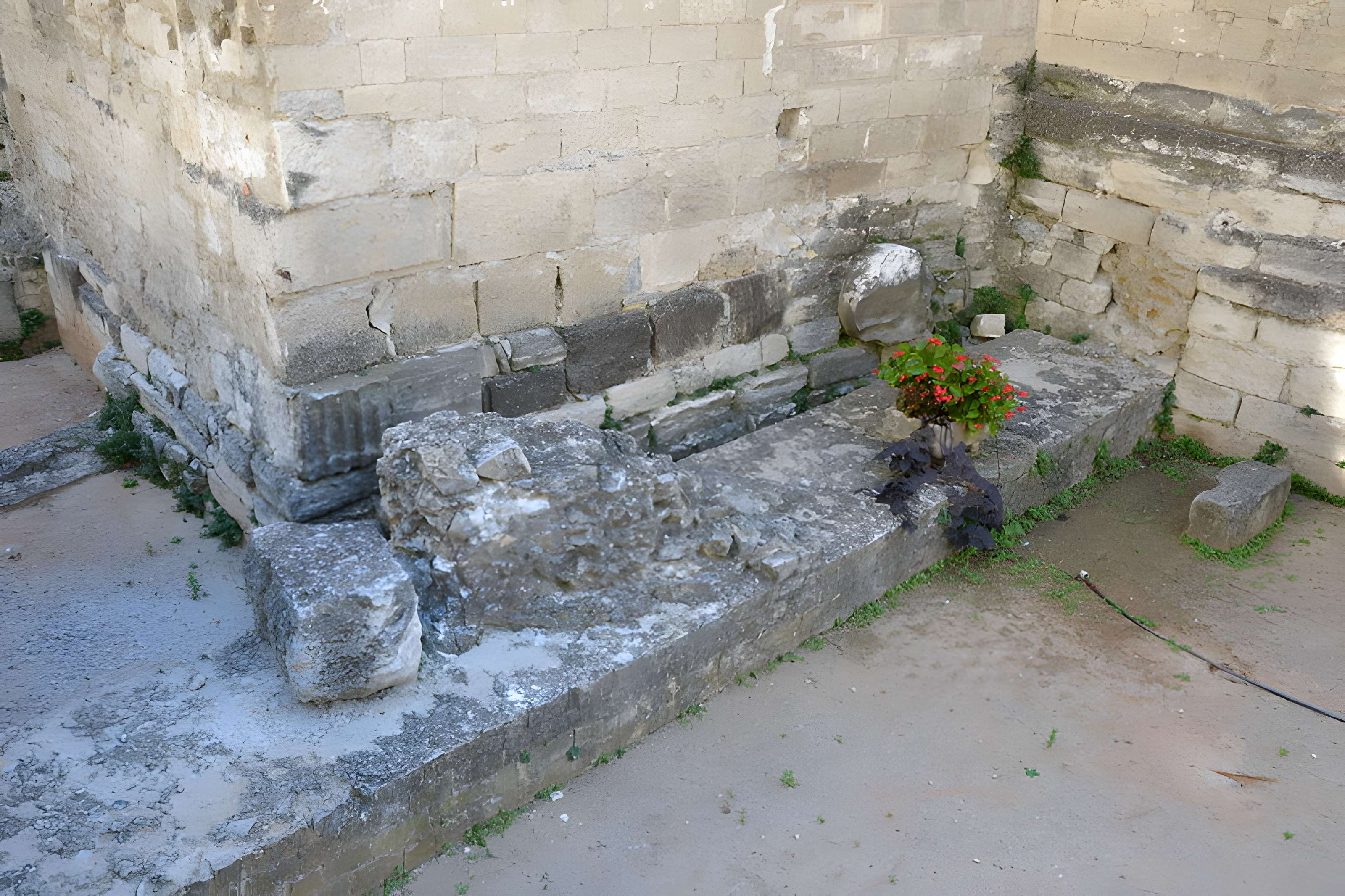 Substructions antiques et murs de soutènement à contre forts semi-circulaires