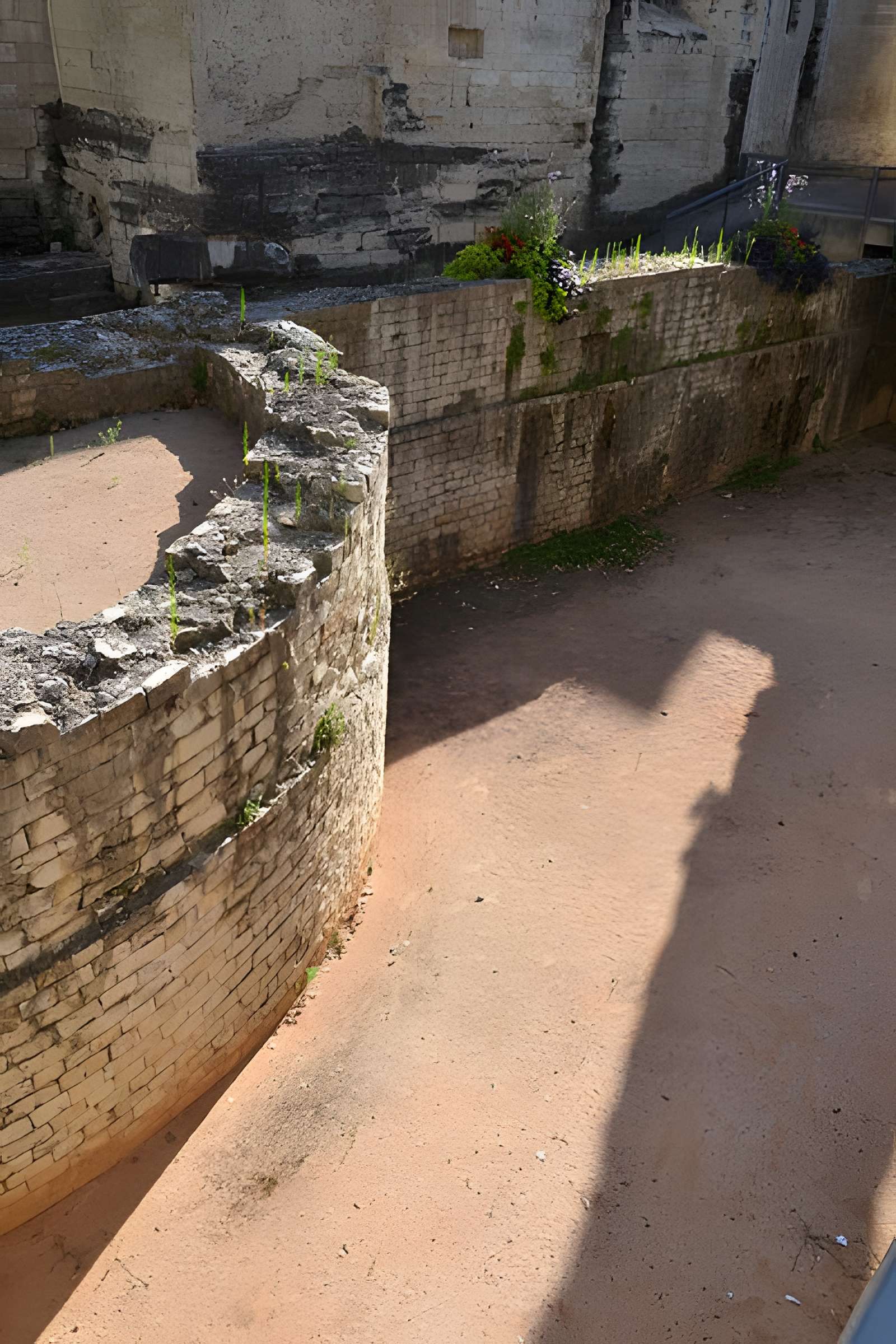 Substructions antiques et murs de soutènement à contre forts semi-circulaires