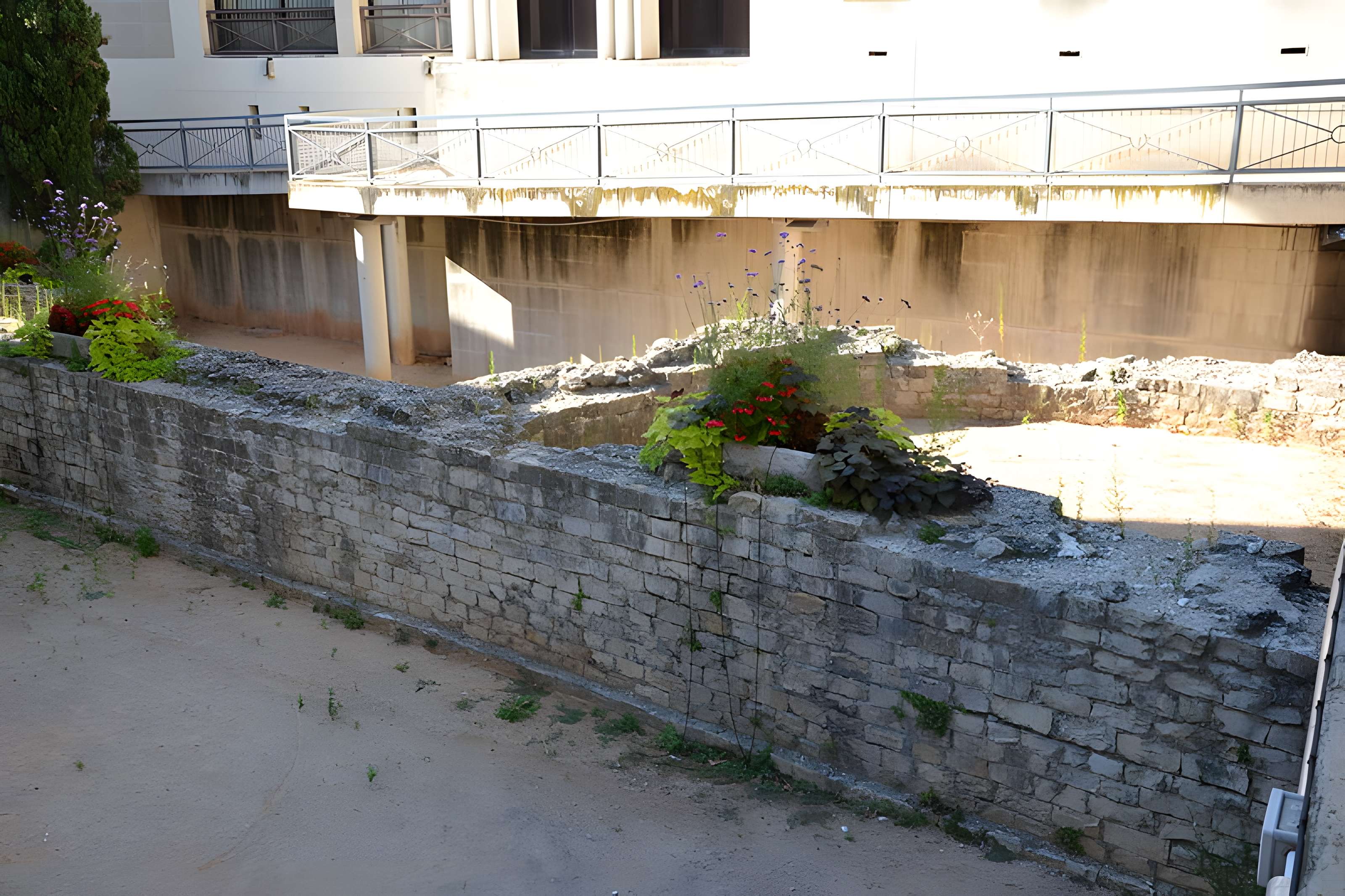 Substructions antiques et murs de soutènement à contre forts semi-circulaires