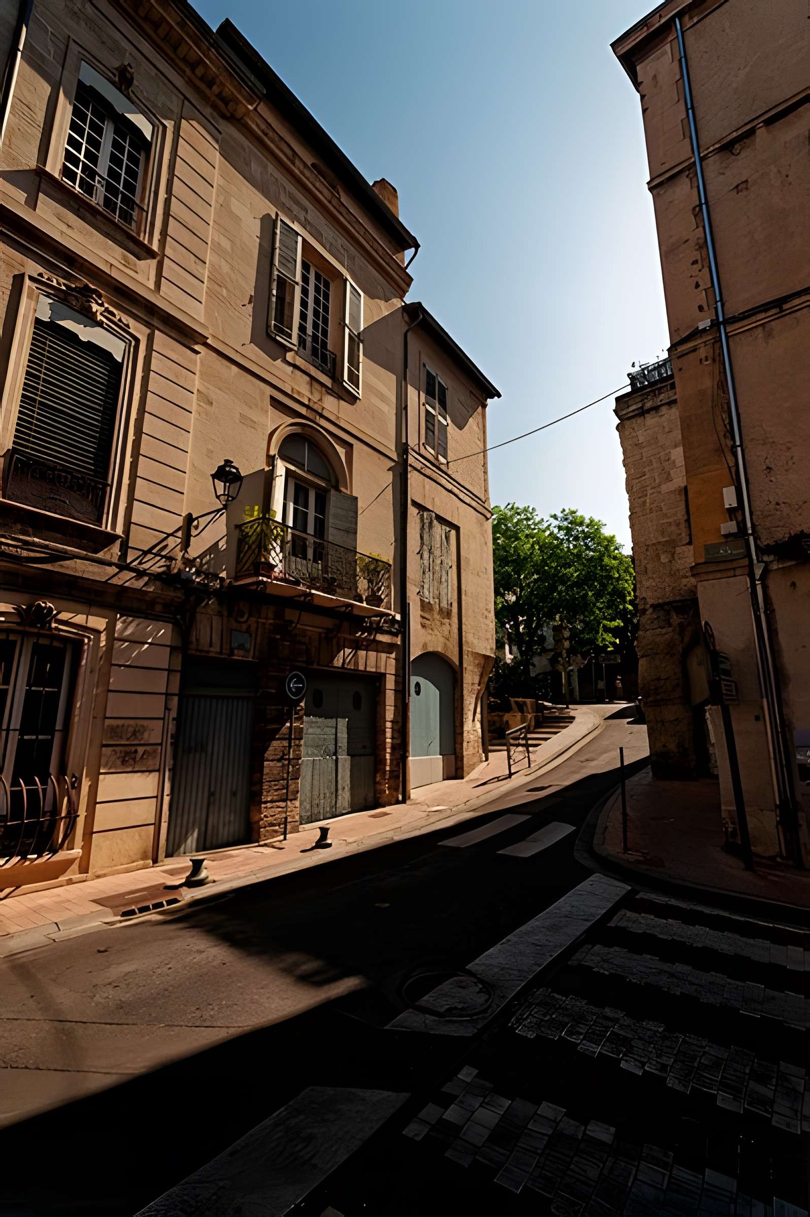 Substructions antiques et murs de soutènement à contre forts semi-circulaires