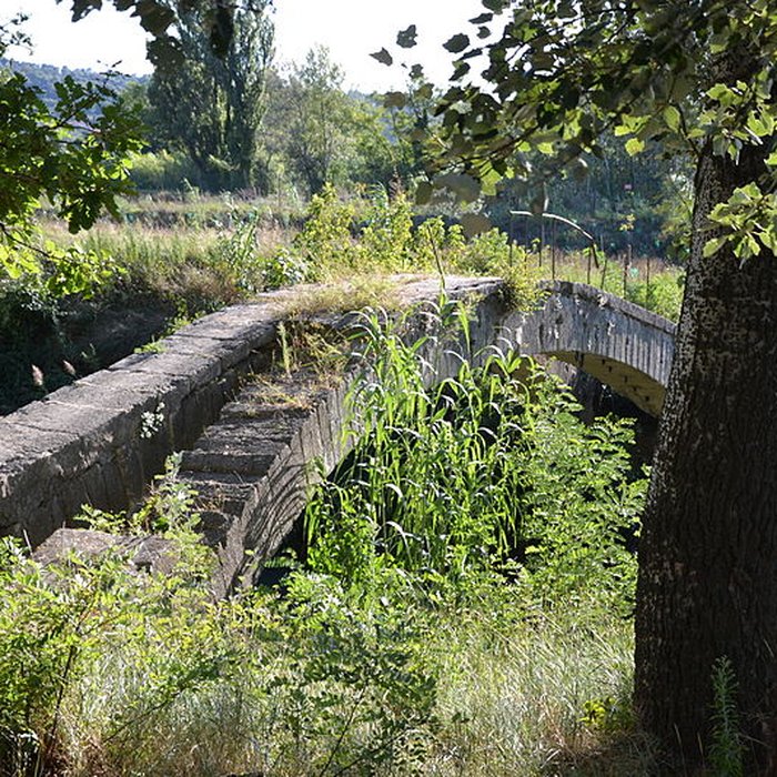 Photo de Pont aqueduc de la Canaù, ouvrage dart du canal Saint-Julien sur la rivière le Coulon, situé au quartier Entre-Deux-Vallats