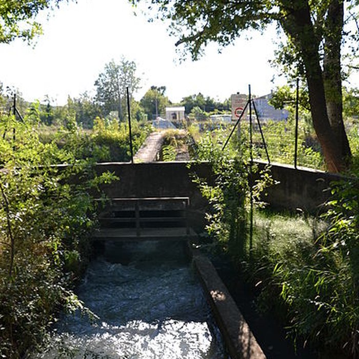 Photo de Pont aqueduc de la Canaù, ouvrage dart du canal Saint-Julien sur la rivière le Coulon, situé au quartier Entre-Deux-Vallats