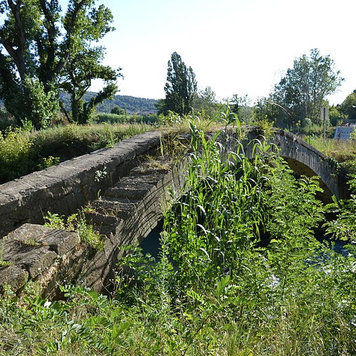 Photo de Pont aqueduc de la Canaù, ouvrage dart du canal Saint-Julien sur la rivière le Coulon, situé au quartier Entre-Deux-Vallats