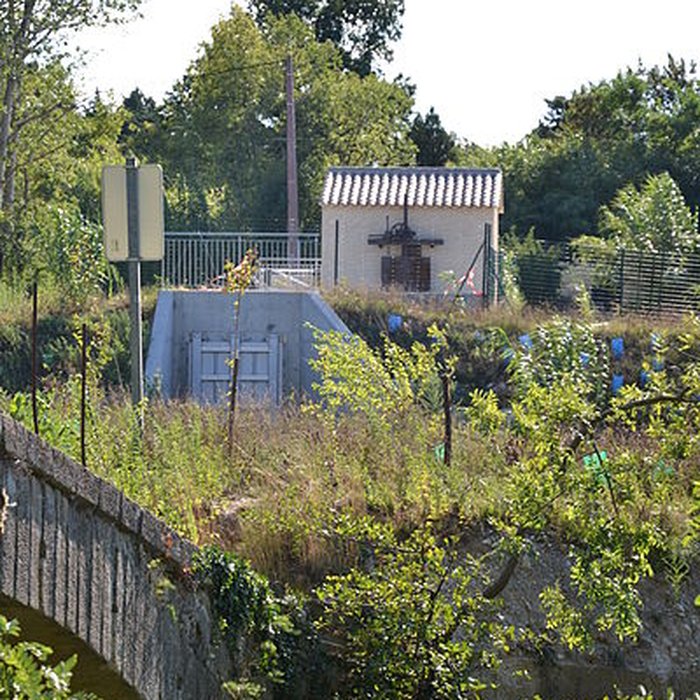 Photo de Pont aqueduc de la Canaù, ouvrage dart du canal Saint-Julien sur la rivière le Coulon, situé au quartier Entre-Deux-Vallats