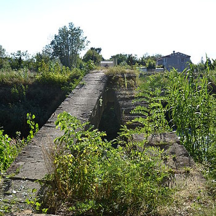 Photo de Pont aqueduc de la Canaù, ouvrage dart du canal Saint-Julien sur la rivière le Coulon, situé au quartier Entre-Deux-Vallats
