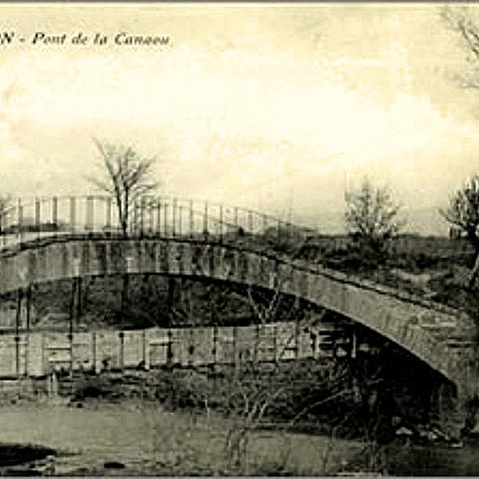 Photo de Pont aqueduc de la Canaù, ouvrage dart du canal Saint-Julien sur la rivière le Coulon, situé au quartier Entre-Deux-Vallats