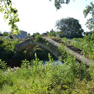 Pont aqueduc de la Canaù, ouvrage dart du canal Saint-Julien sur la rivière le Coulon, situé au quartier Entre-Deux-Vallats