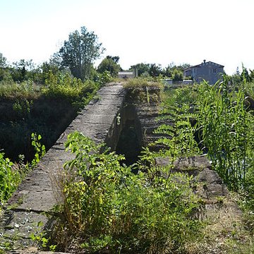 Pont aqueduc de la Canaù, ouvrage dart du canal Saint-Julien sur la rivière le Coulon, situé au quartier Entre-Deux-Vallats