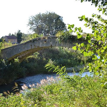 Pont aqueduc de la Canaù, ouvrage dart du canal Saint-Julien sur la rivière le Coulon, situé au quartier Entre-Deux-Vallats