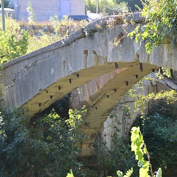 Pont aqueduc de la Canaù, ouvrage dart du canal Saint-Julien sur la rivière le Coulon, situé au quartier Entre-Deux-Vallats