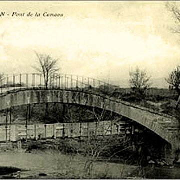 Pont aqueduc de la Canaù, ouvrage dart du canal Saint-Julien sur la rivière le Coulon, situé au quartier Entre-Deux-Vallats