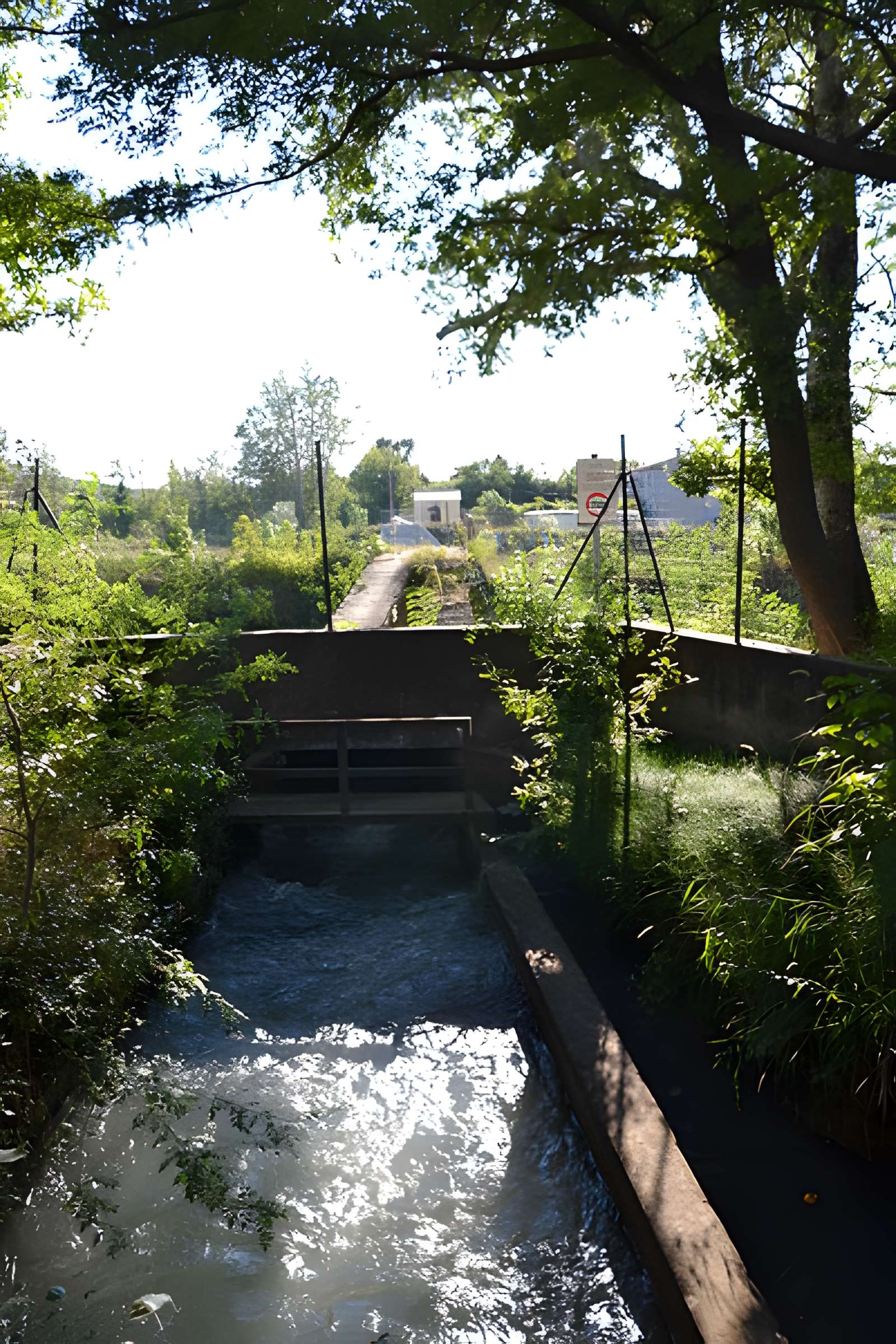 Pont aqueduc de la Canaù, ouvrage d'art du canal Saint-Julien sur la rivière le Coulon, situé au quartier Entre-Deux-Vallats